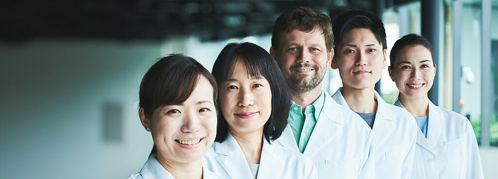 Mitarbeiterinnen und Mitarbeiter im Bereich Forschung und Entwicklung von Daiichi Sankyo 