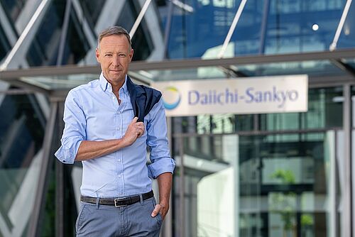 Mitarbeiter vor dem europäischen Headquarter von Daiichi Sankyo