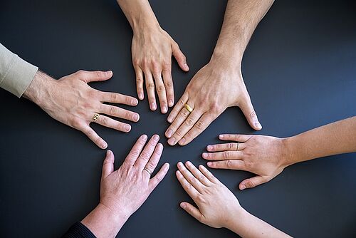 Hände verschiedener Menschen symbolisieren die Vorteile, die Daiichi Sankyo Deutschland zu bieten hat.